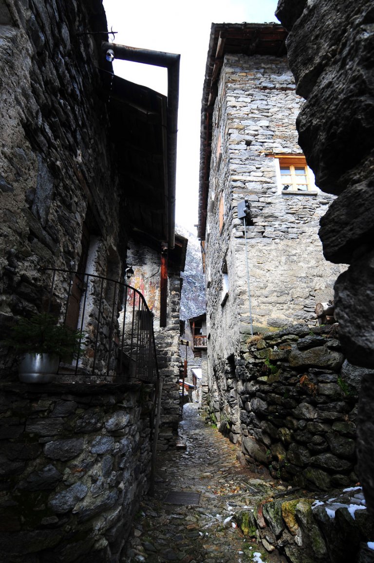 Savogno, il borgo fantasma nascosto tra cascate e boschi