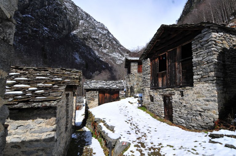 Savogno, il borgo fantasma nascosto tra cascate e boschi
