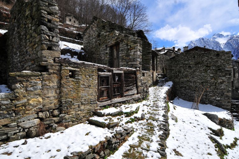 Savogno, il borgo fantasma nascosto tra cascate e boschi