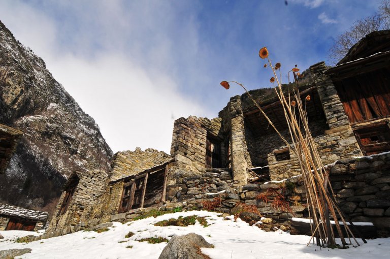 Savogno, il borgo fantasma nascosto tra cascate e boschi