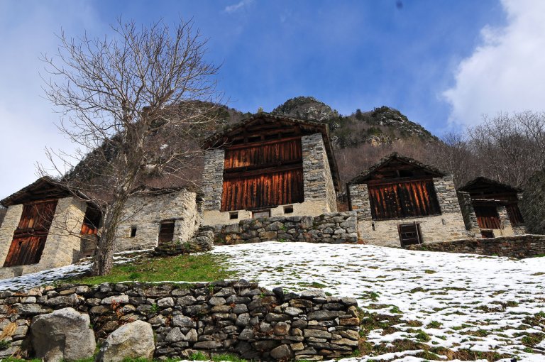 Savogno, il borgo fantasma nascosto tra cascate e boschi