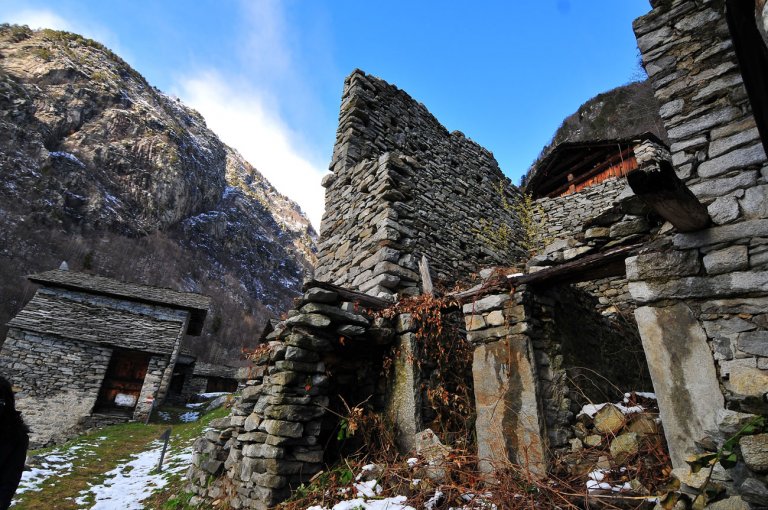 Savogno, il borgo fantasma nascosto tra cascate e boschi