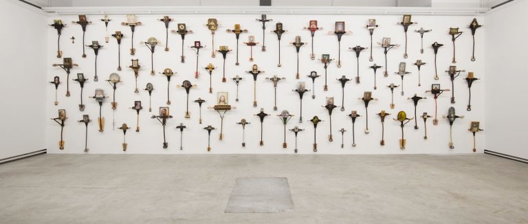 “Kienholz: Five Car Stud” alla Fondazione Prada