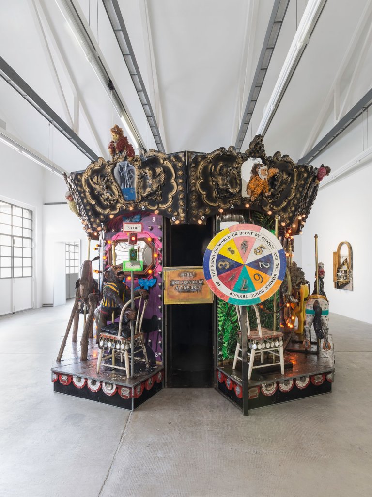 “Kienholz: Five Car Stud” alla Fondazione Prada