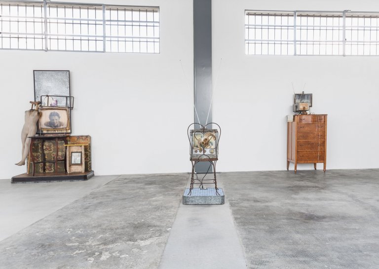 “Kienholz: Five Car Stud” alla Fondazione Prada