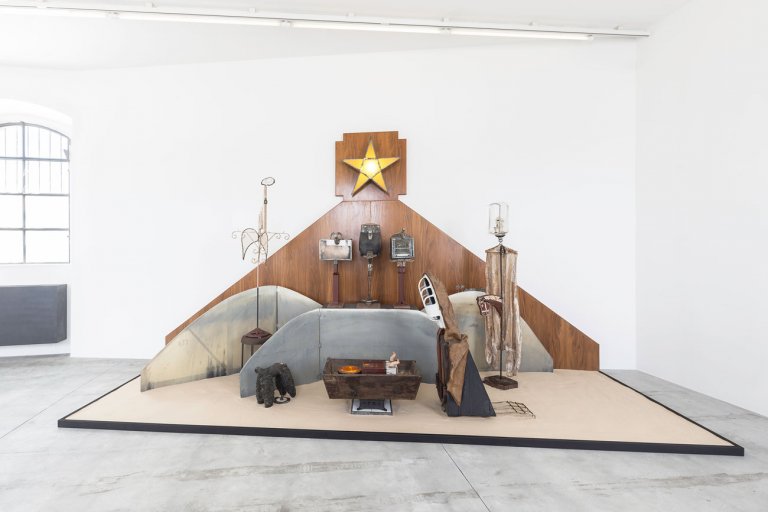 “Kienholz: Five Car Stud” alla Fondazione Prada