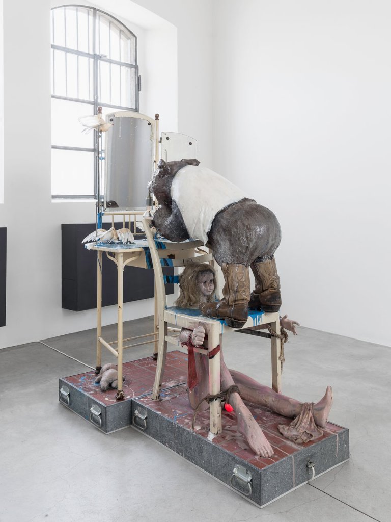 “Kienholz: Five Car Stud” alla Fondazione Prada