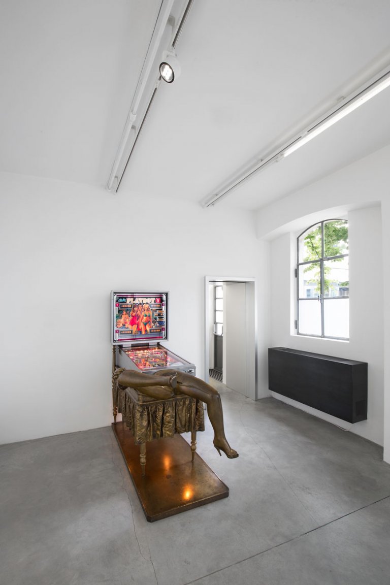 “Kienholz: Five Car Stud” alla Fondazione Prada