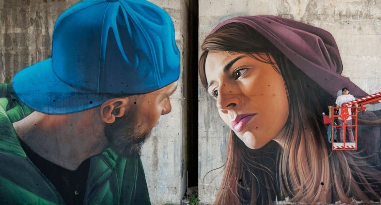 The Kiss, la street art romantica e spettacolare di Lonac