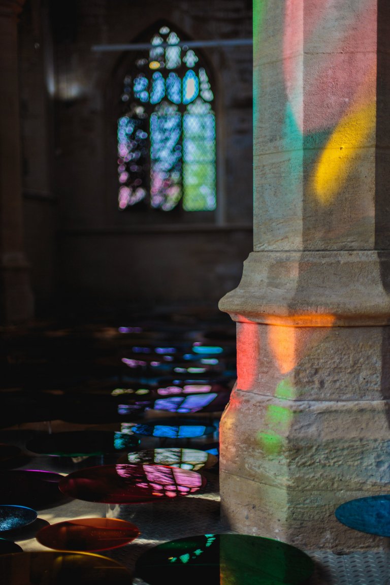 La cattedrale arcobaleno, dove 700 specchi riflettono tutti i colori del prisma