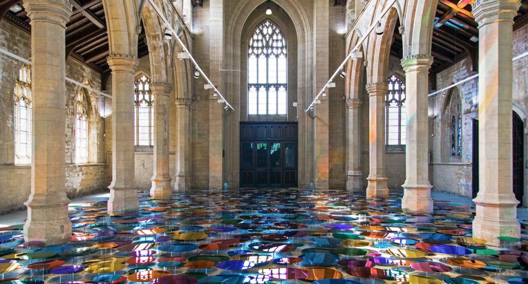 Cattedrale arcobaleno Our Colour Reflection, di Liz West