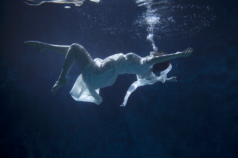 Un corpo sospeso nel blu: le sensuali foto subacquee di Paolo Belletti