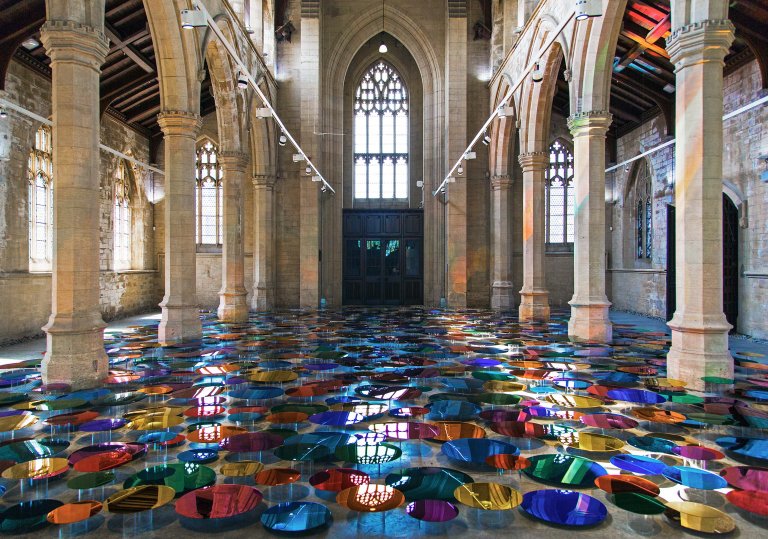La cattedrale arcobaleno, dove 700 specchi riflettono tutti i colori del prisma