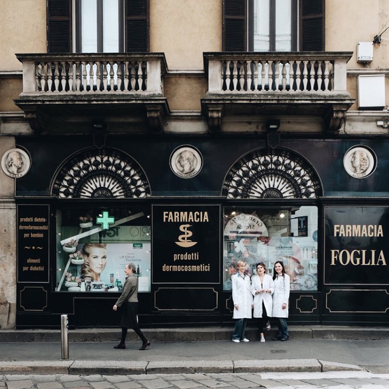 La storia di Milano raccontata dalle vetrine e dalle insegne d’altri tempi