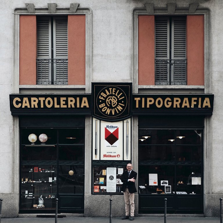 La storia di Milano raccontata dalle vetrine e dalle insegne d’altri tempi