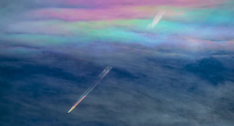 La spettacolare foto di un aereo attraverso una nube iridescente