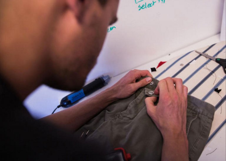 I pantaloni smart che ti dicono se hai la patta abbassata