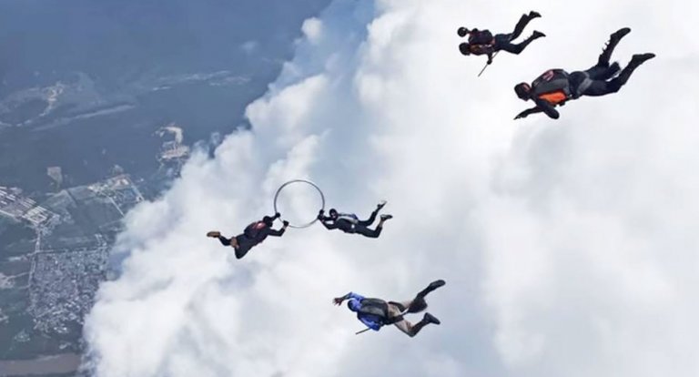 Questi paracadutisti fan di Harry Potter giocano a Quidditch a 3000 metri di altezza