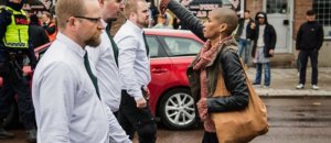tess asplund corteo nazisti pugno chiuso
