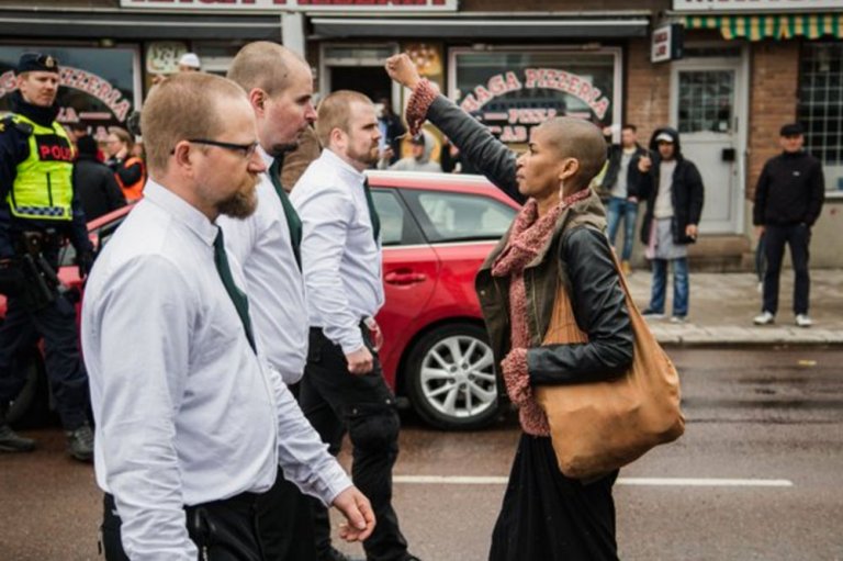 tess asplund corteo nazisti pugno chiuso