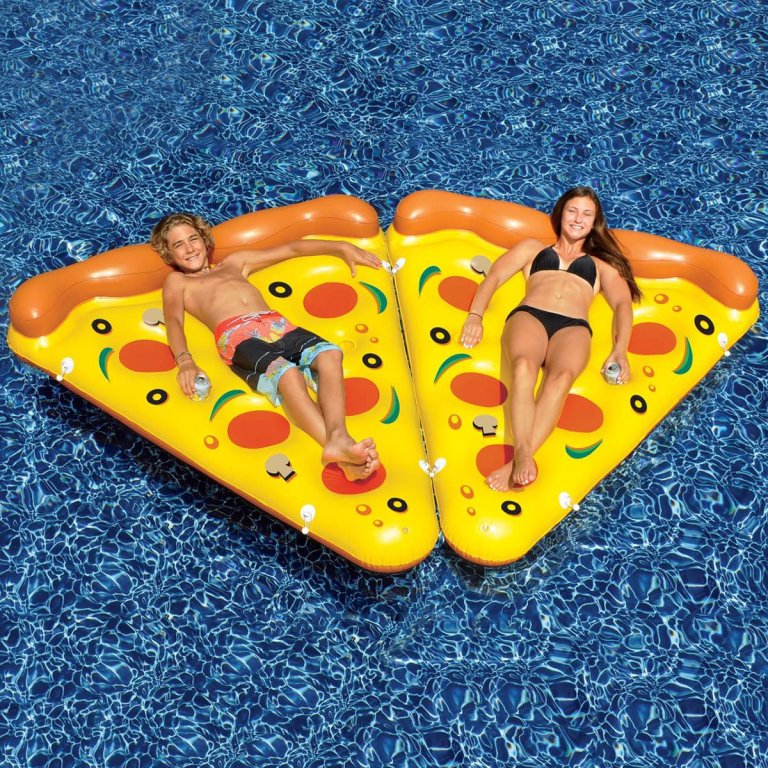 La fetta di pizza galleggiante è tutto quello di cui hai bisogno la prossima estate