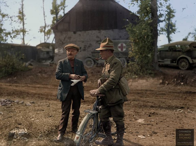 Un soldate neozelandese consegna un messaggio a un cittadino francese (1918)