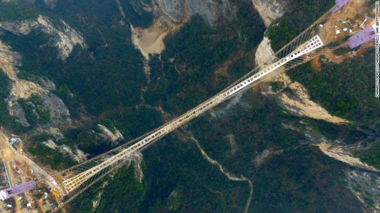 Il ponte di vetro sospeso a 300 metri di altezza fa davvero paura