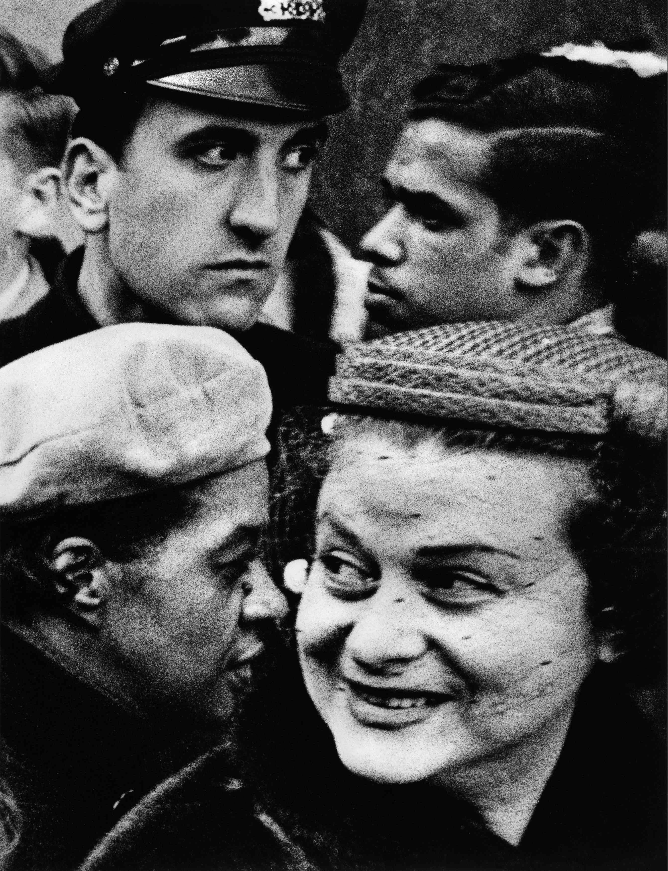 Quattro teste, Giorno del Ringraziamento, Broadway e 33rd, New York 1954 (dalla sezione New York) - © William Klein