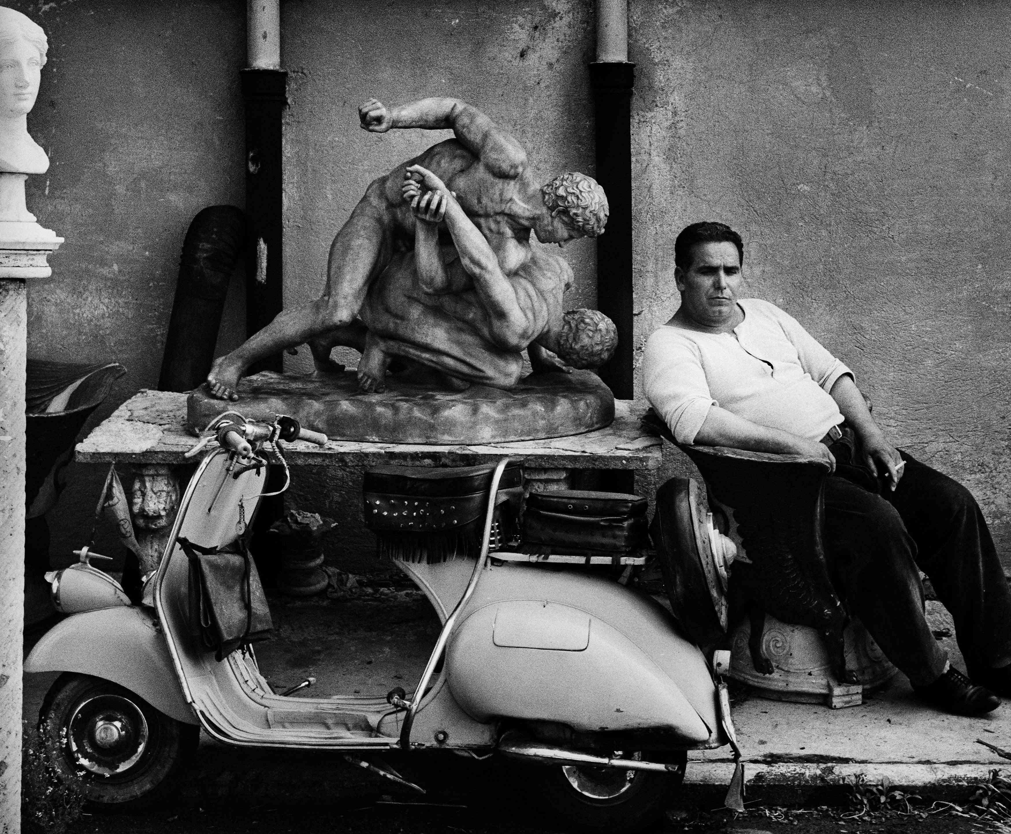 Custode, Cinecittà, Roma 1956 (dalla sezione Roma) - © William Klein