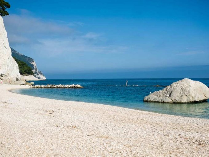 Conero_-_spiaggia_di_Numana spiagge libere più belle d'Italia