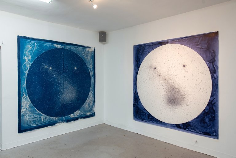 Lisa Halloran celebra lo spazio infinito come l’hanno visto e studiato scienziate e ricercatrici
