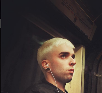 16th Century Tube Passengers, di  Matt Crabtree