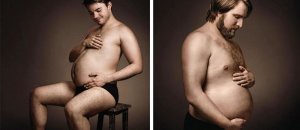Uomini che si coccolano la pancetta alcolica come se aspettassero dei figli