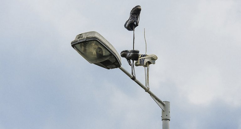 In queste installazioni, semplici scarpe da ginnastica sfidano la gravità in modo sorprendente