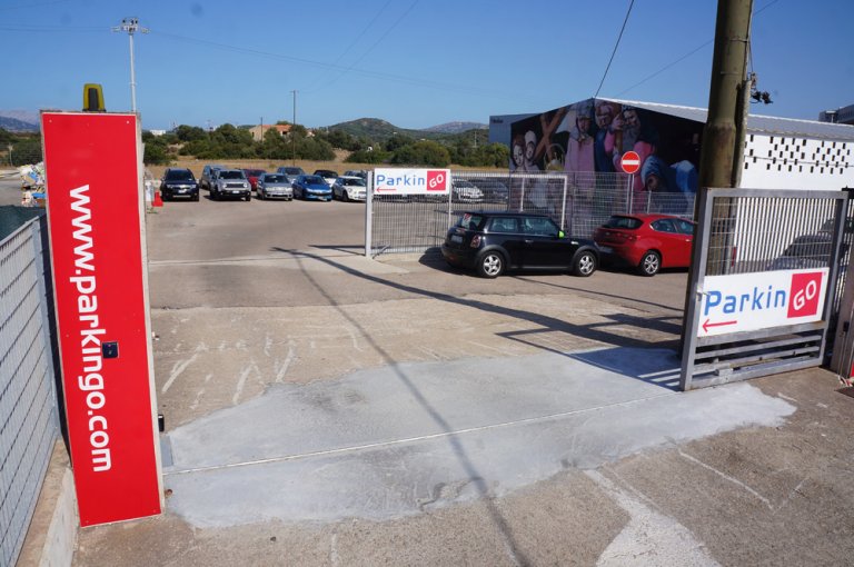 Uno street artist ha riprodotto un capolavoro dell’arte sarda in un parcheggio di Olbia