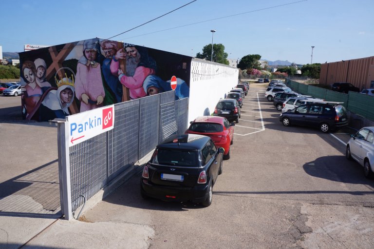 Uno street artist ha riprodotto un capolavoro dell’arte sarda in un parcheggio di Olbia