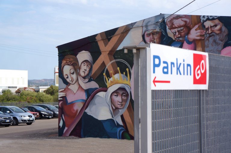 Uno street artist ha riprodotto un capolavoro dell’arte sarda in un parcheggio di Olbia