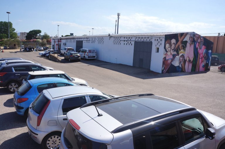 Uno street artist ha riprodotto un capolavoro dell’arte sarda in un parcheggio di Olbia