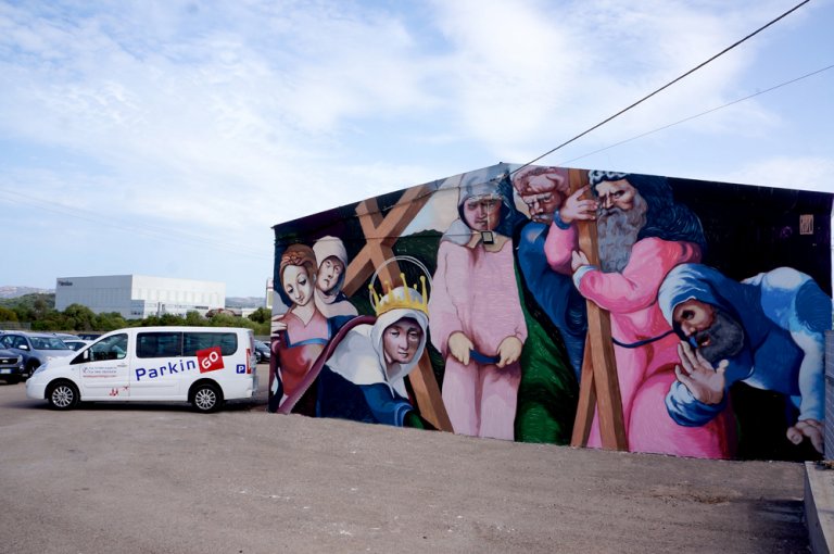 Uno street artist ha riprodotto un capolavoro dell’arte sarda in un parcheggio di Olbia
