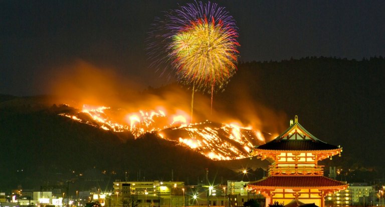 montagna che brucia giappone Festival Yamayaki