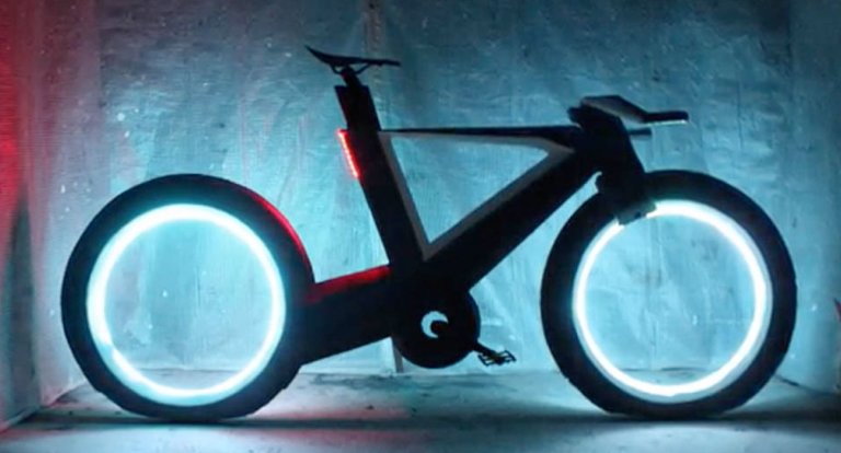 Questa bicicletta futuristica sembra uscita dal film Tron
