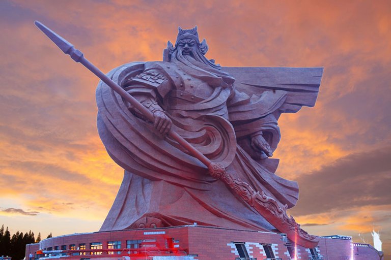La statua epica del Dio della Guerra cinese