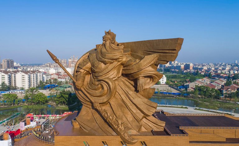 La statua epica del Dio della Guerra cinese