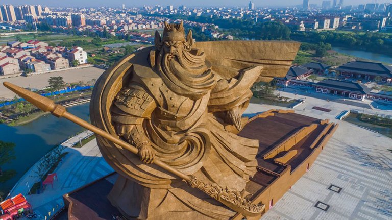 La statua epica del Dio della Guerra cinese