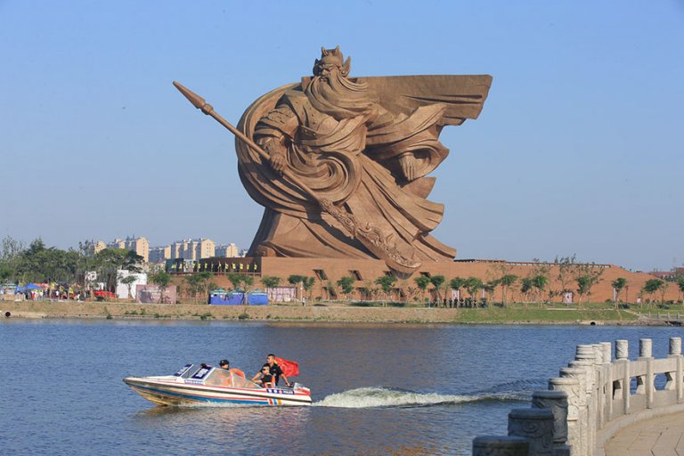 La statua epica del Dio della Guerra cinese