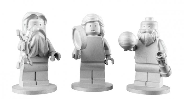 I tre omini Lego in orbita