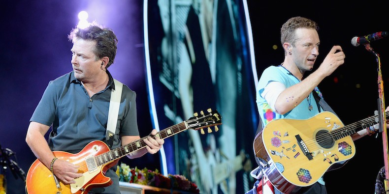 Michael J. Fox suona coi Coldplay