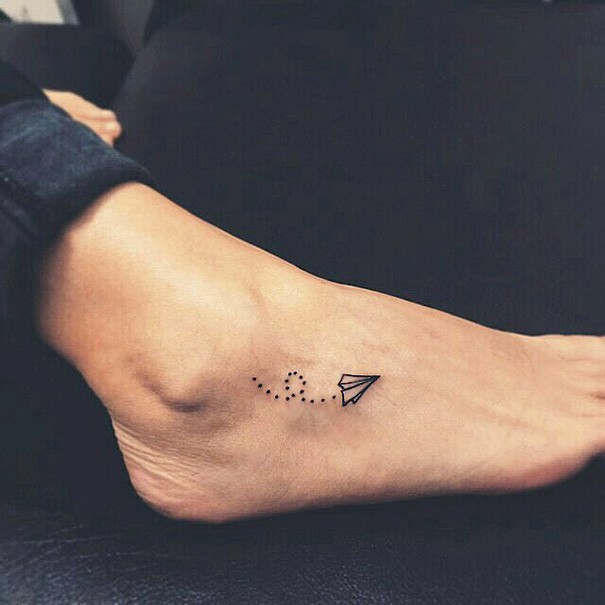 Bellissimi tatuaggi sui pedi