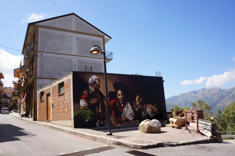 Caravaggio in strada, un'altra magnifica opera di Andrea Ravo Mattoni