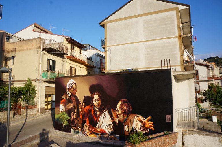 Caravaggio in strada, un'altra magnifica opera di Andrea Ravo Mattoni